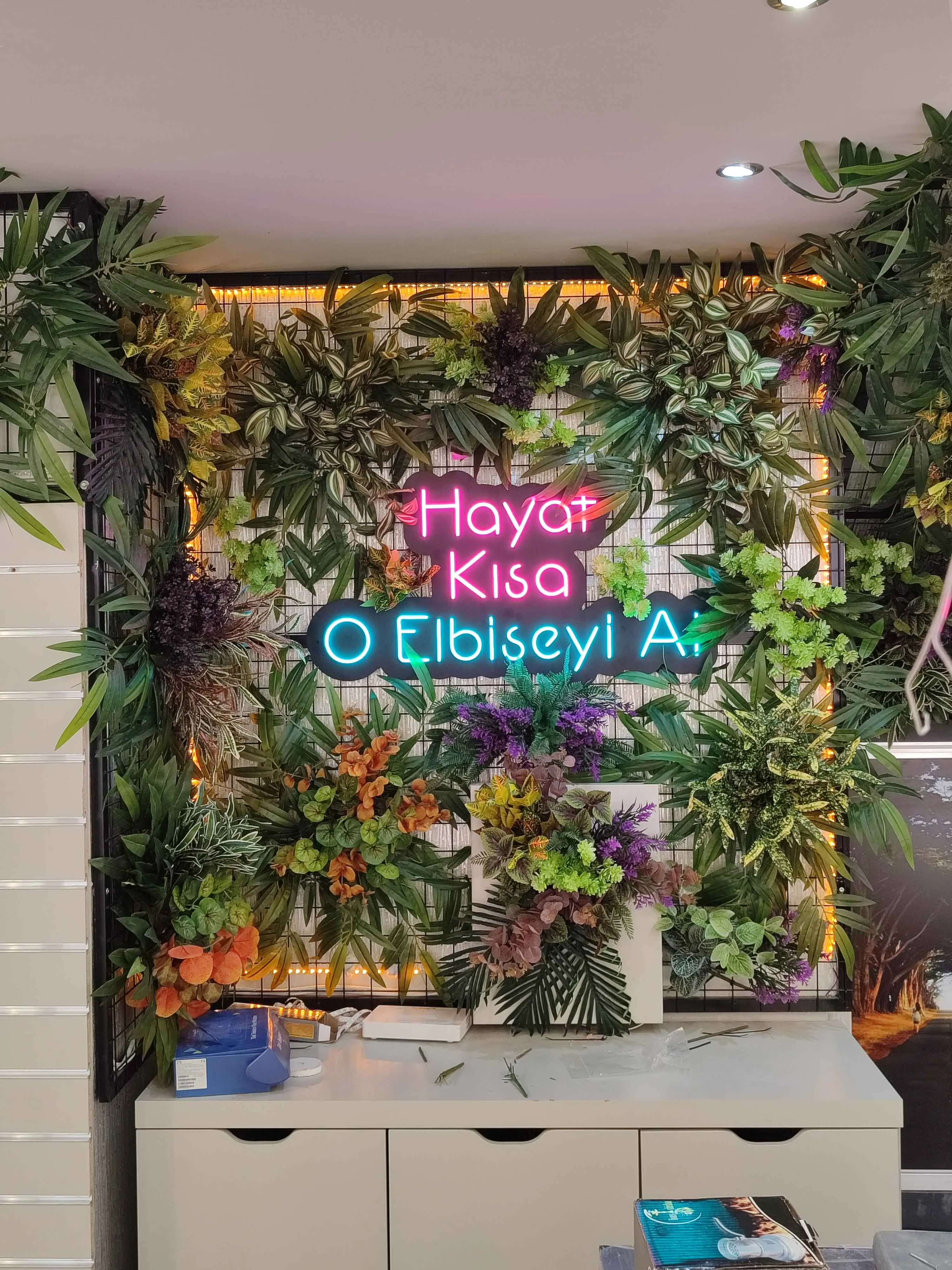 Yapay Bitki Duvarları: İç Mekanlarda Doğal Bir Dokunuş