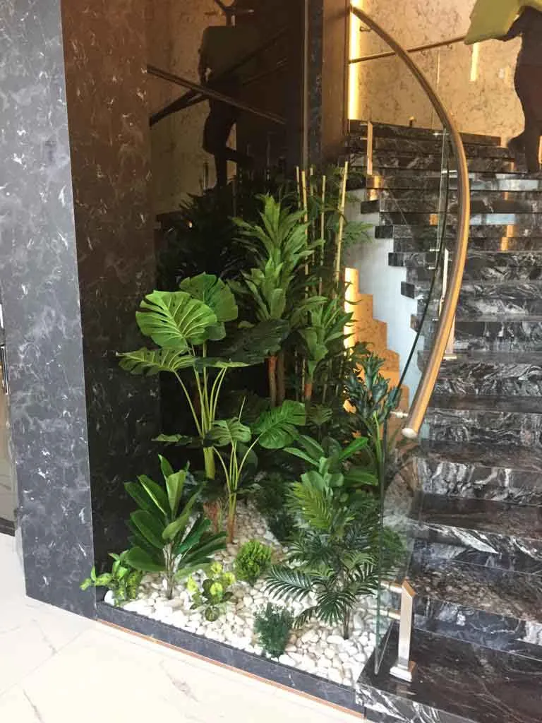 Merdiven Altı Yapay Çiçek Dekoru